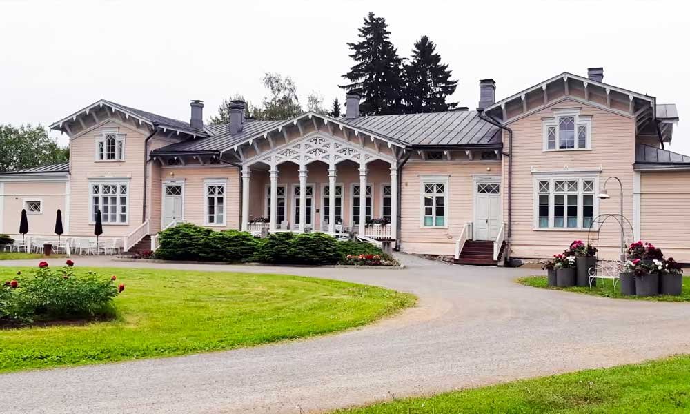 Kenkävero-Mikkeli Kuva retkeilijästä teltan oviaukon läpi kuvattuna