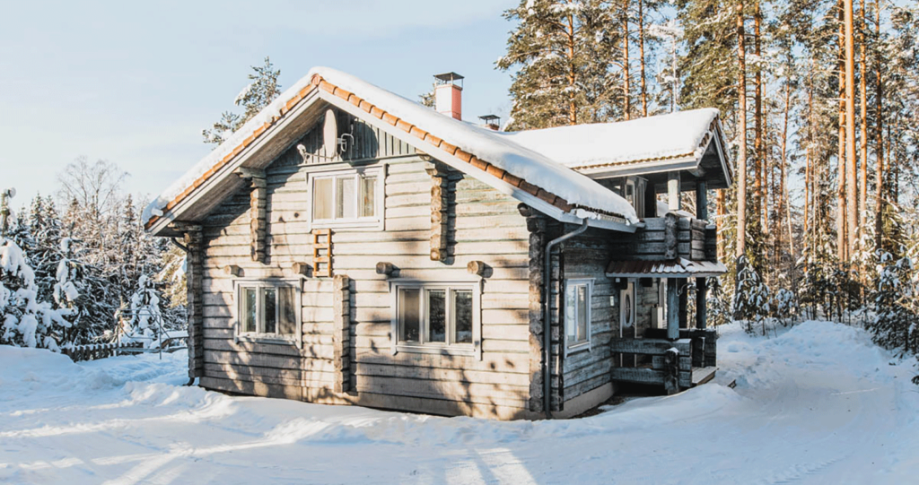 Tervalepikön Torppien Vesan Tupa kuvattuna etuviistosta talvella.